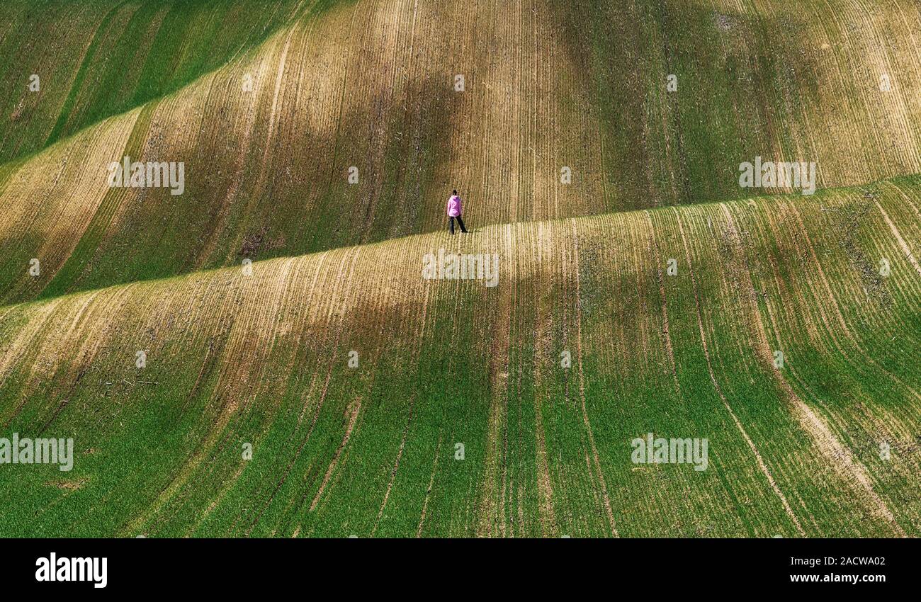 Hügelige Gebiet. eine touristische Wanderungen rund um das Feld. Frau bewundert die Schönheit der Natur Stockfoto