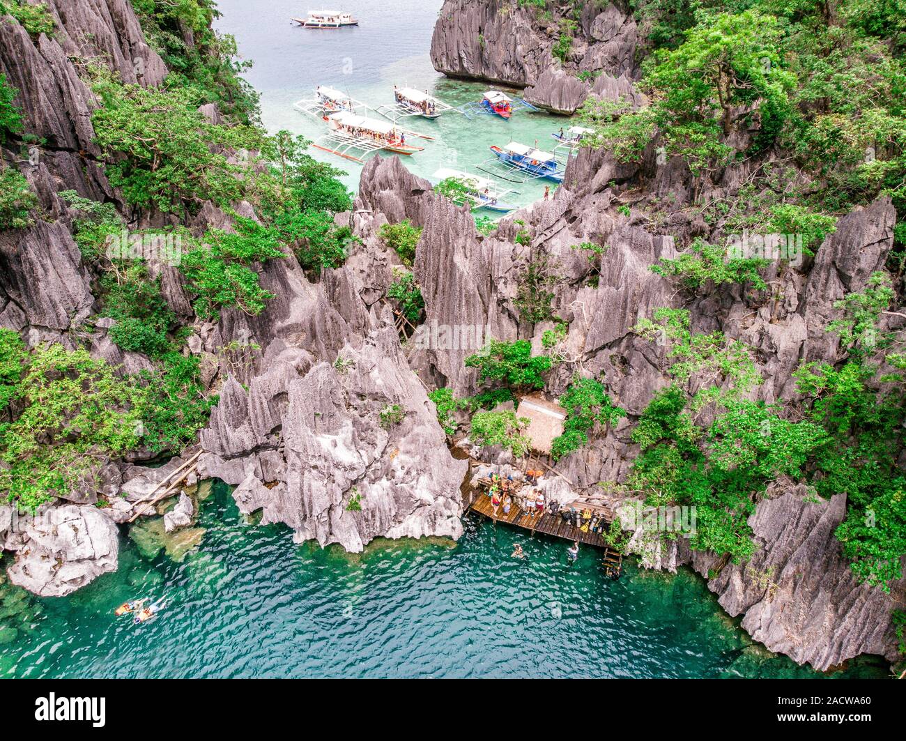 Luftaufnahme von Barracuda See auf Paradise Island, Coron, Palawan, Philippinen - tropisches Reiseziel Stockfoto