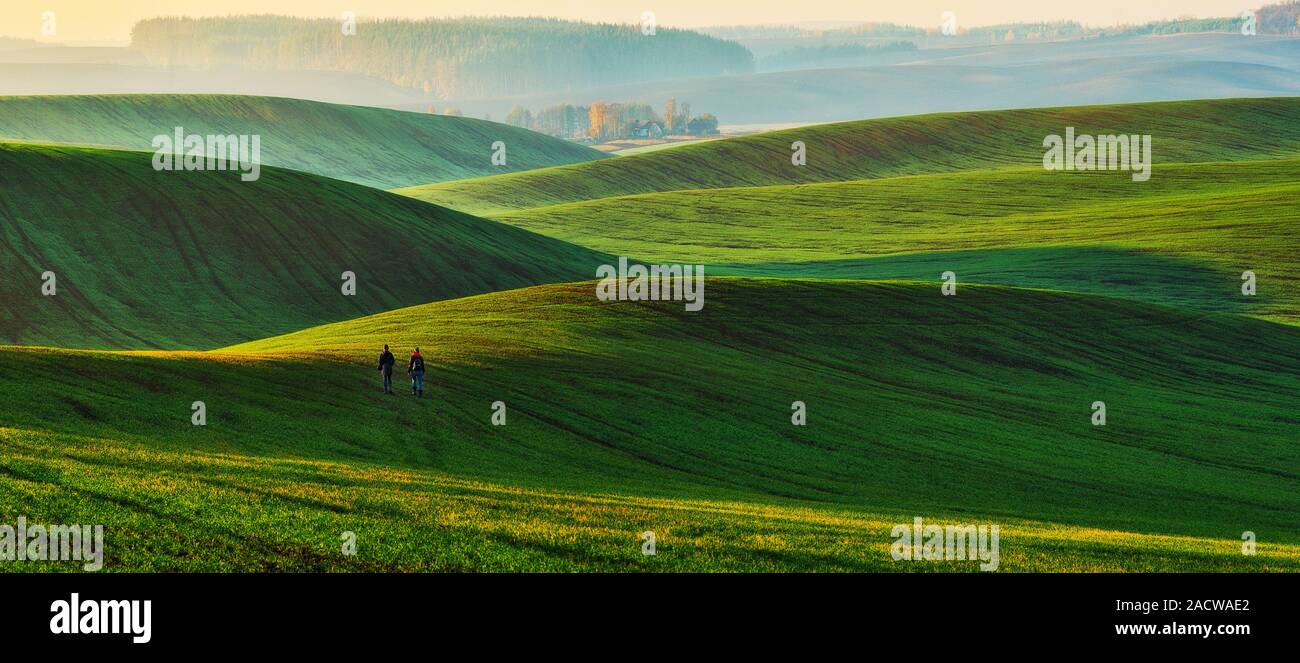 Hügelige Gebiet. eine touristische Wanderungen rund um das Feld. Frau bewundert die Schönheit der Natur Stockfoto