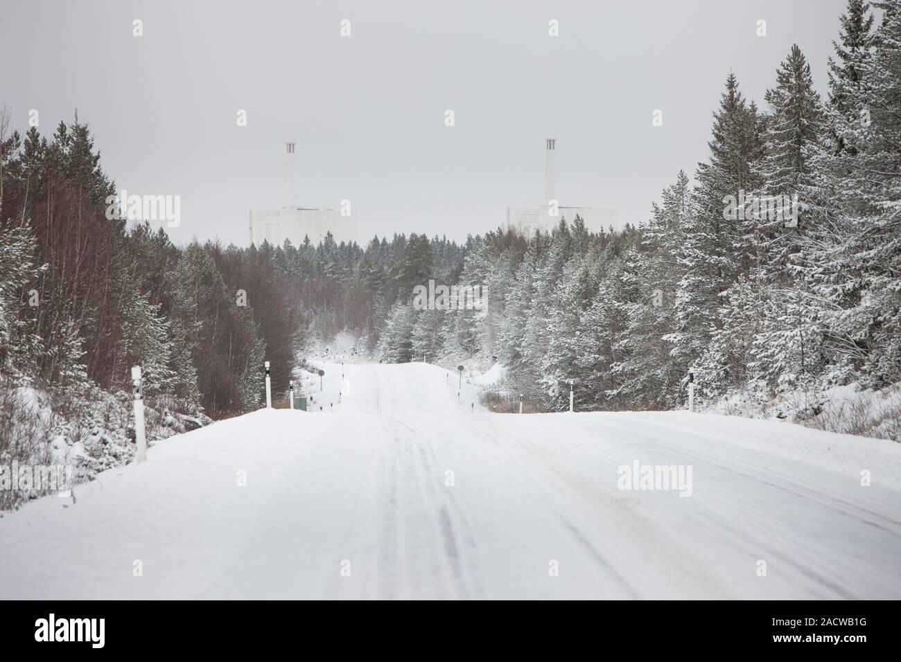 Winter weg in einem Wald zum Kernkraftwerk Forsmark, Uppland, Schweden, Skandinavien. Stockfoto