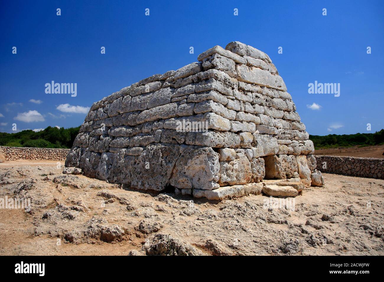 Die Naveta des Tudons Pre talayotischen Grabkammer Grab, der älteste überdachte Gebäude in Spanien, Insel Menorca, Balearen, Spanien, Europa Stockfoto