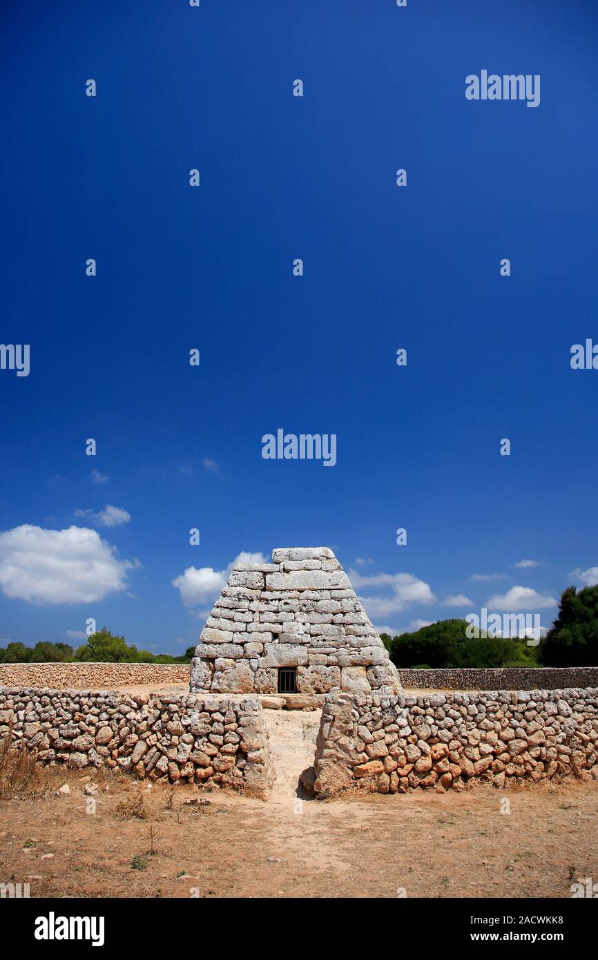 Die Naveta des Tudons Pre talayotischen Grabkammer Grab, der älteste überdachte Gebäude in Spanien, Insel Menorca, Balearen, Spanien, Europa Stockfoto