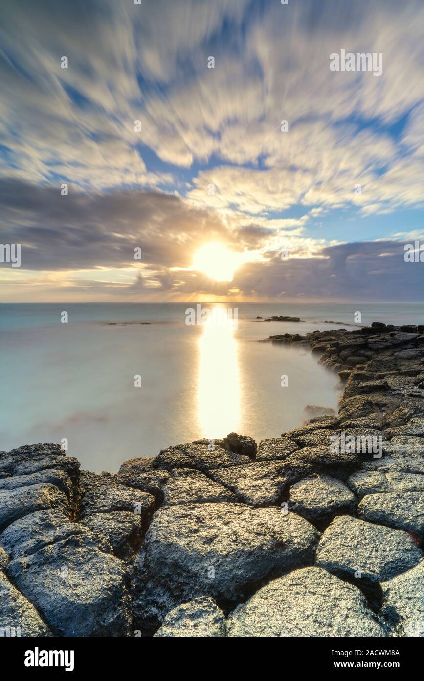 Sonne spiegelt sich im Wasser in der Dämmerung, Trou d'Eau Douce, Flacq District, Indischer Ozean, Ostküste, Mauritius Stockfoto