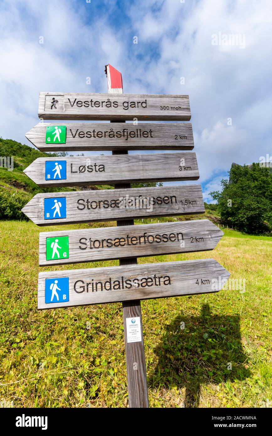 Beschilderung der Wanderwege, Geiranger, Stranda Gemeinde, Region Sunnmore, Mehr og Romsdal County, Norwegen Stockfoto