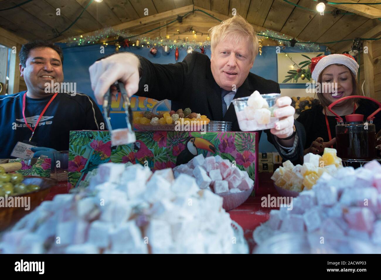 Premierminister Boris Johnson bei einem Verkauf von Turkish Delight Abschaltdruck bei einem Rundgang an einem Weihnachtsmarkt in Salisbury, während auf dem allgemeinen Wahlkampagne Trail. Stockfoto