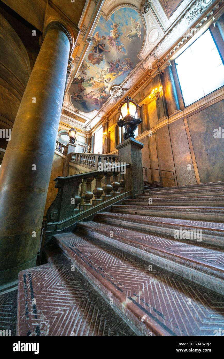 Marmor Treppe und alte Fresken an der Decke innen der Königliche Palast, Stockholm, Schweden Stockfoto