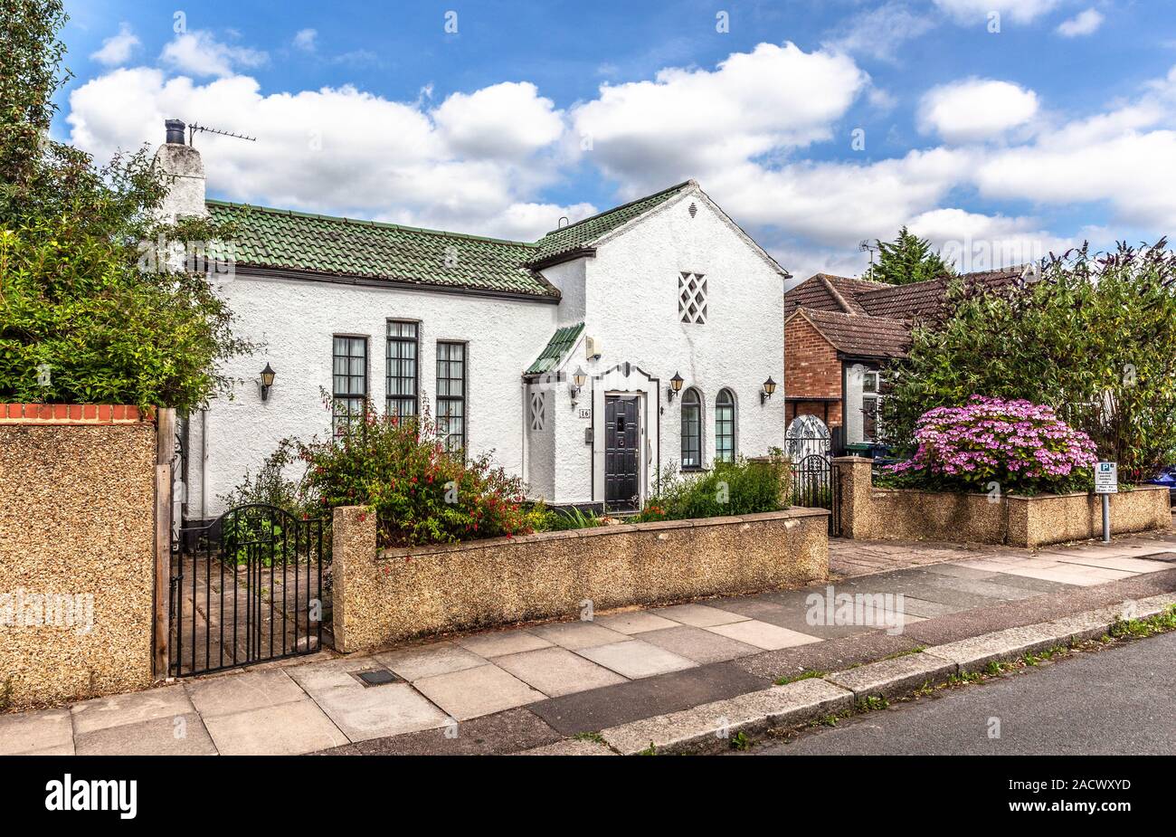 Weiß getünchtes Haus mit grünen Ziegeldach, Green Lane, Edgware, Middlesex HA 8, England, UK. Stockfoto