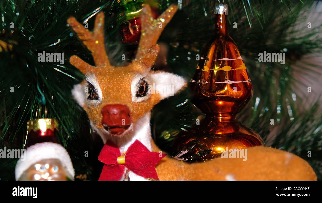 Weihnachten Reh und Glas Spielzeug auf Baum Stockfoto