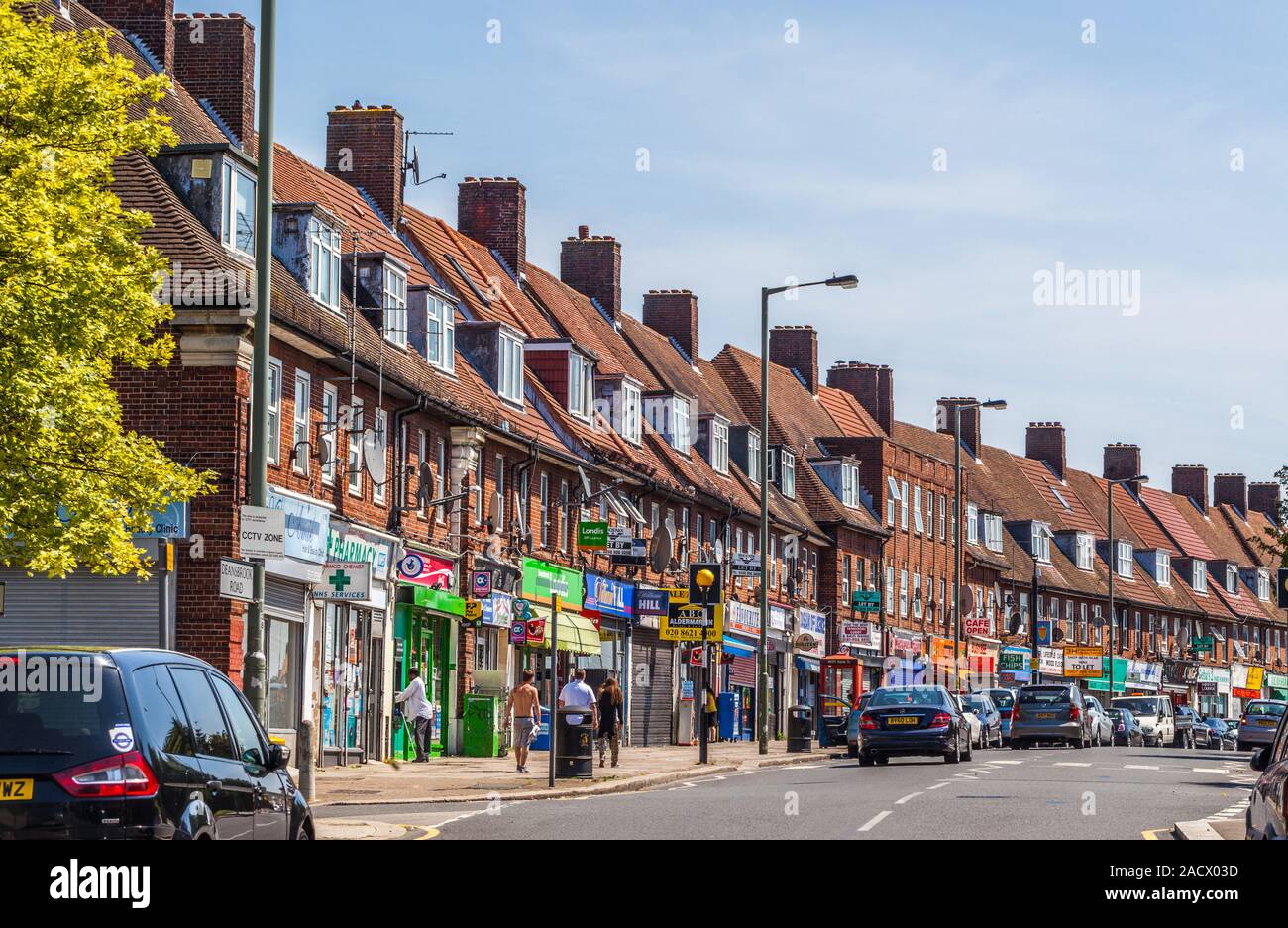 Reihe von Häusern und Geschäften auf Deansbrook Road, High Street, Edgware, HA8, England, Großbritannien. Stockfoto