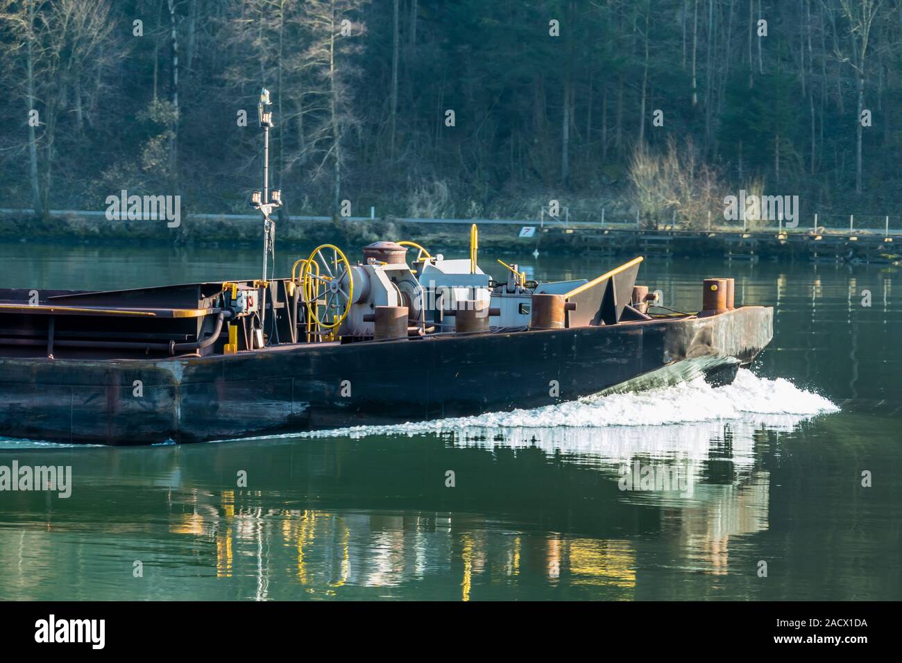 Schiff auf seine Weise mit hoher Geschwindigkeit Stockfoto