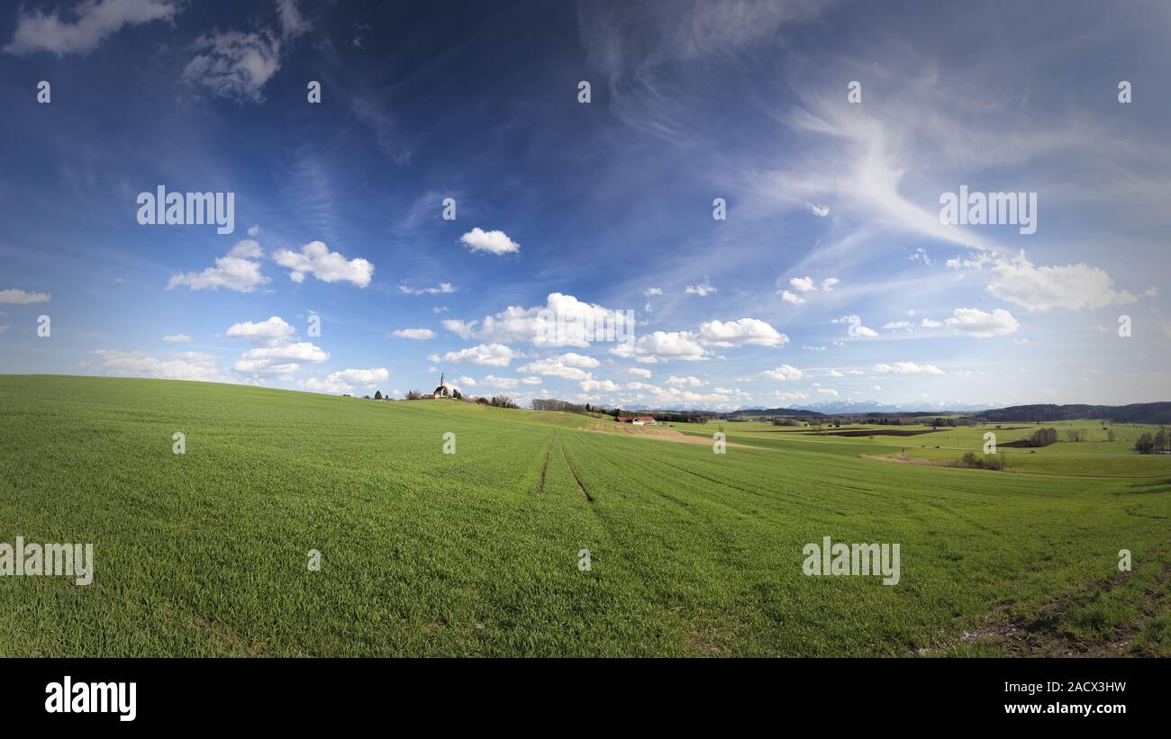 Landschaft Panorama (16:9) im südlichen Bayern mit Blick auf die alpine Kette Stockfoto