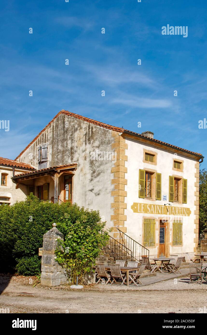 Restaurant tische im freien -Fotos und -Bildmaterial in hoher Auflösung ...