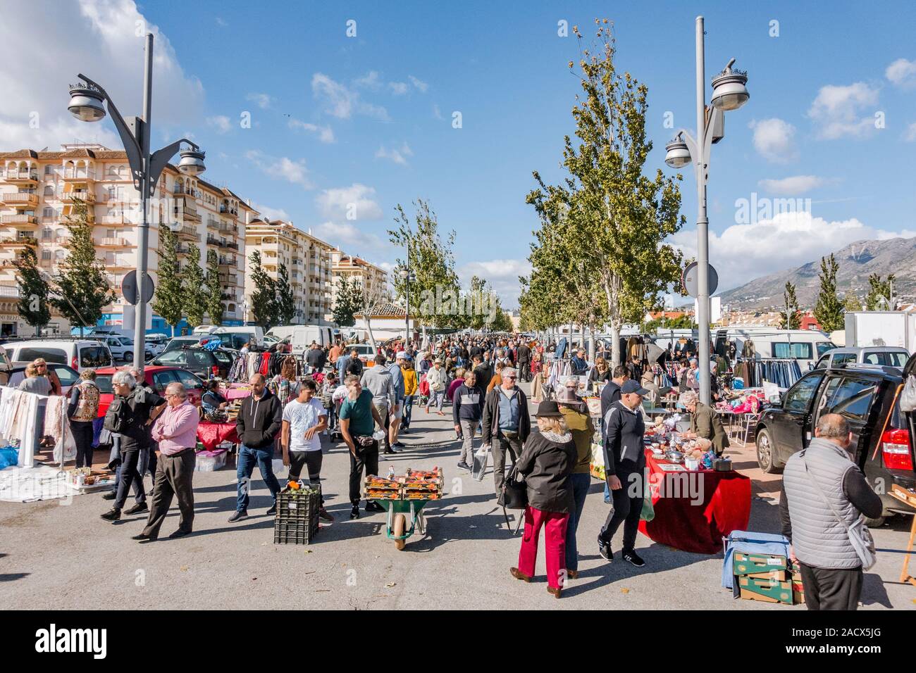Fuengirola, Spanien. Stall und Leute auf der wöchentlichen Flohmarkt, Second Hand Markt in Fuengirola, Costa del Sol, Spanien. Stockfoto