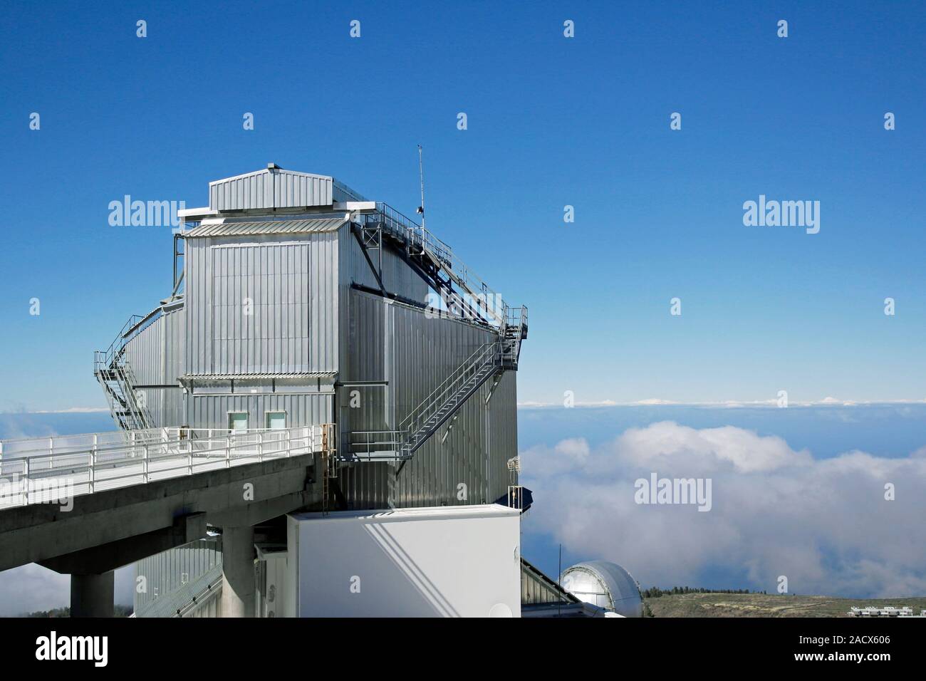 Galileo nationalen Teleskop und Wolken. Kuppel des Telescopio Nazionale Galileo (TNG) am Roque de Los Muchachos Observatorium auf La Palma in der Dose Stockfoto