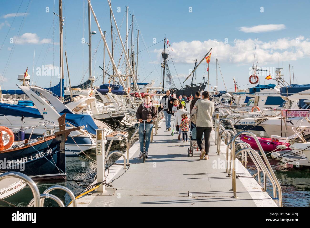 Familienwanderungen auf Pier zum Nachbau der alten spanischen Galeone, Nao Victoria Schiff, zu besuchen, der Hafen von Fuengirola. Spanien. Stockfoto