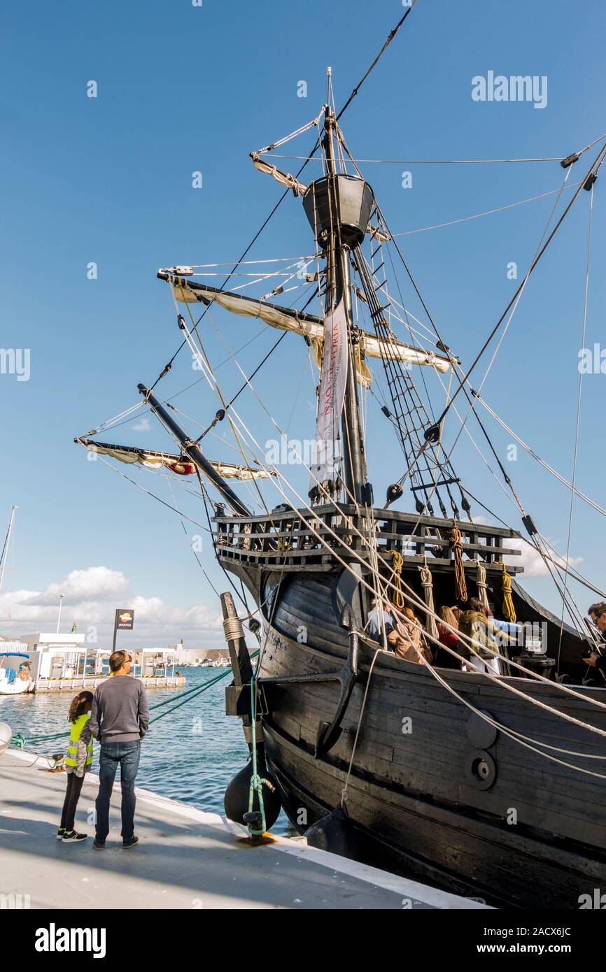 Nachbau der alten spanischen Galeone, Nao Victoria, Schiff, Schiff, Boot aus dem 16. Jahrhundert wird von Menschen besucht, der Hafen von Fuengirola. Spanien. Stockfoto