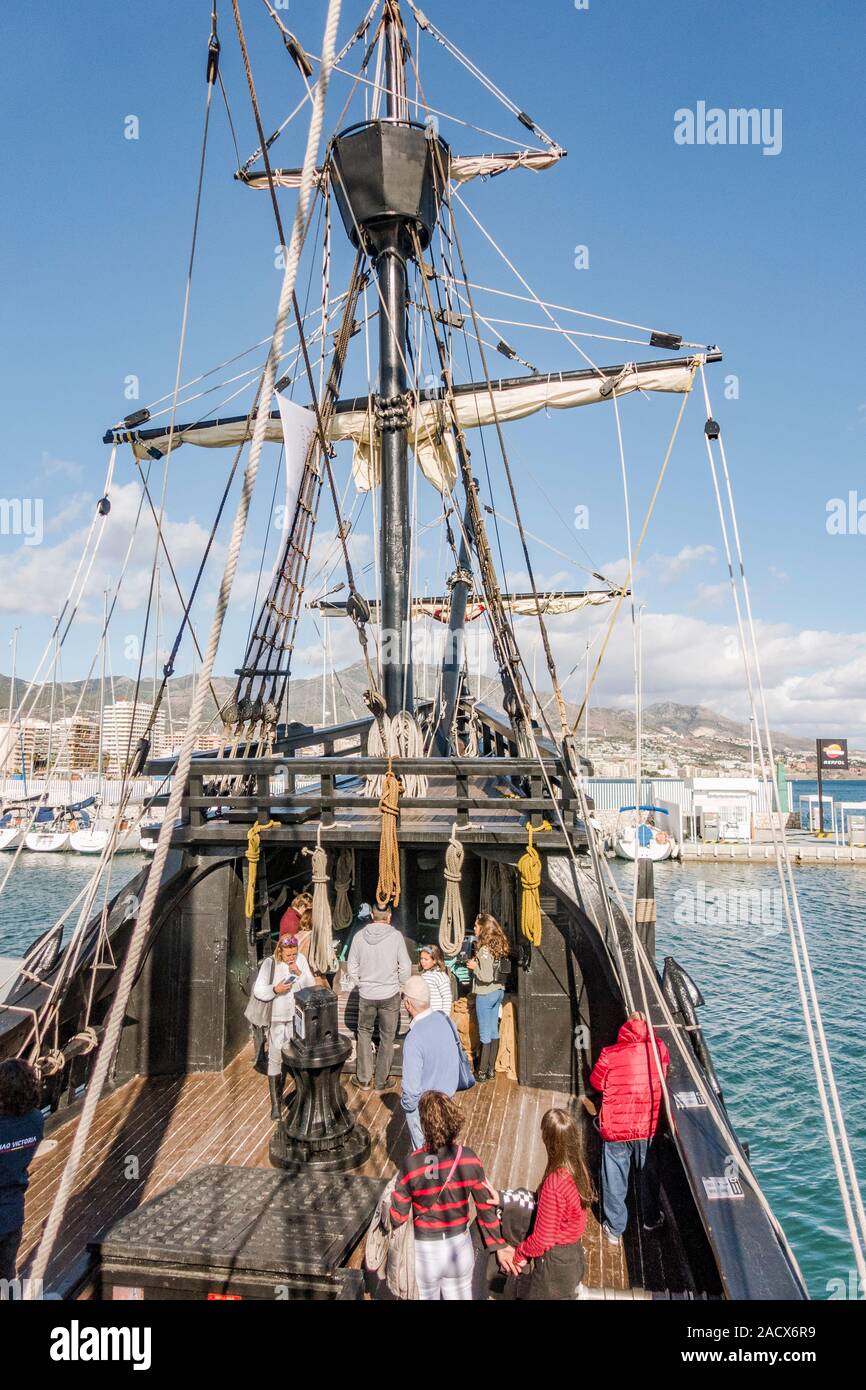 Nachbau der alten spanischen Galeone, Nao Victoria, Schiff, Schiff, Boot aus dem 16. Jahrhundert wird von Menschen besucht, der Hafen von Fuengirola. Spanien. Stockfoto