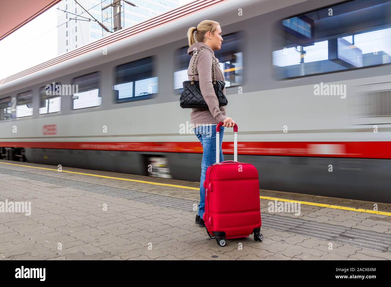 Frau wartet auf dem Zug am Bahnhof Stockfoto