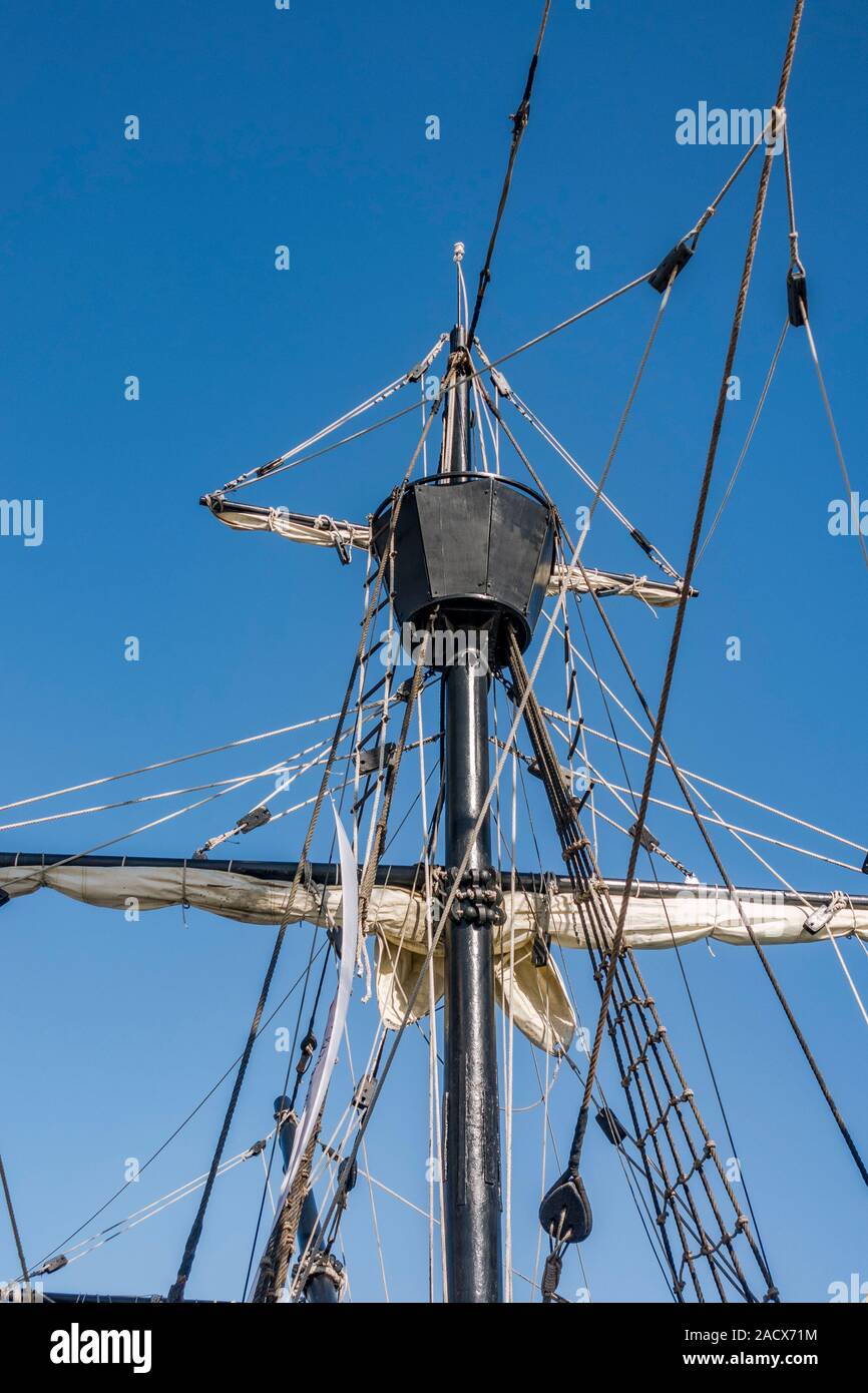 Crows Nest der alten spanischen Galeone, Nao Victoria, Schiff, Schiff, Boot aus dem 16. Jahrhundert wird von Menschen besucht, der Hafen von Fuengirola. Spanien. Stockfoto