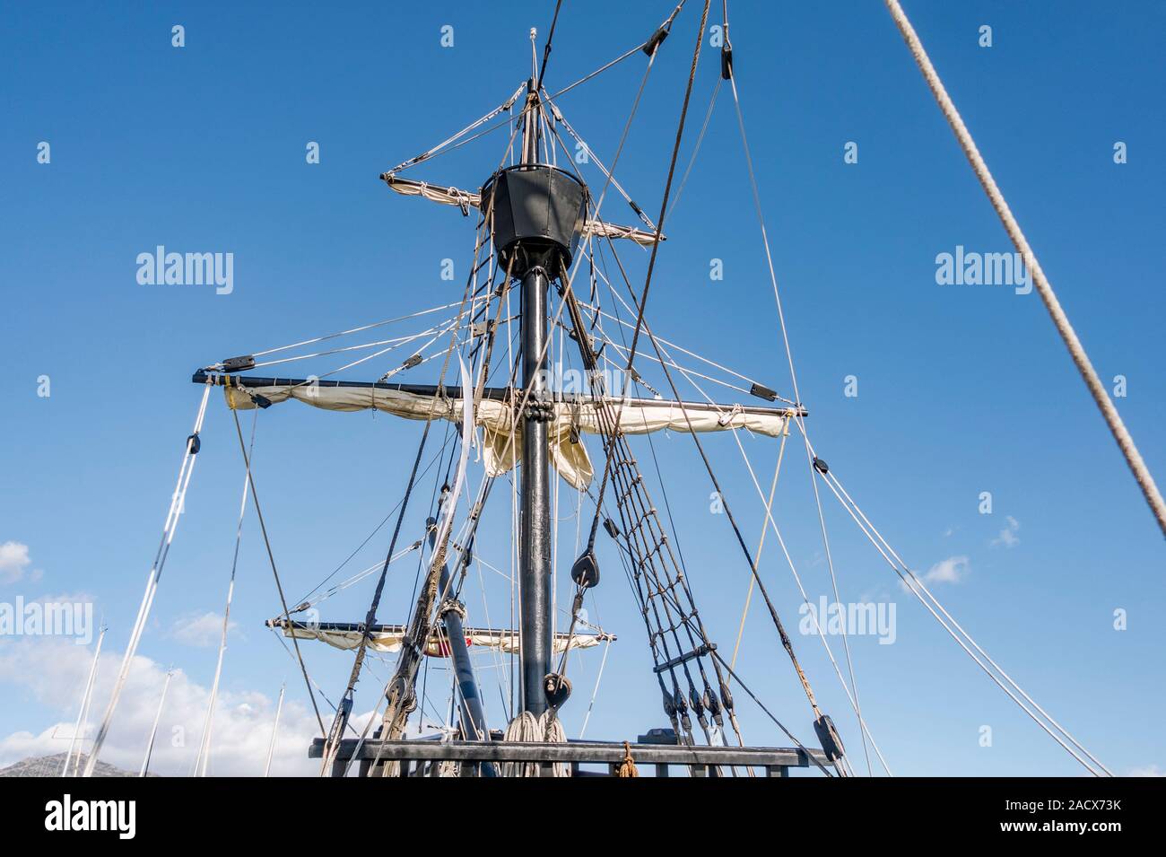 Crows Nest der alten spanischen Galeone, Nao Victoria, Schiff, Schiff, Boot aus dem 16. Jahrhundert wird von Menschen besucht, der Hafen von Fuengirola. Spanien. Stockfoto