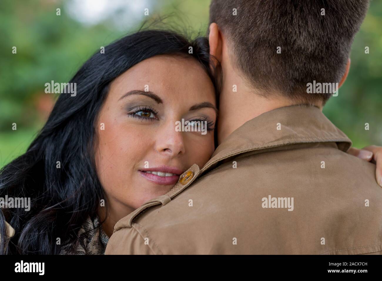 Liebespaar in einem Park Stockfoto