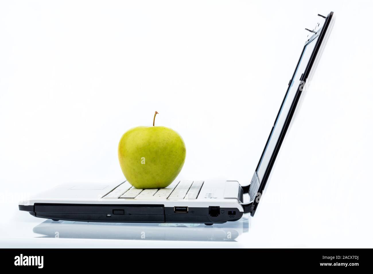 Apple liegt auf einer Tastatur Stockfoto