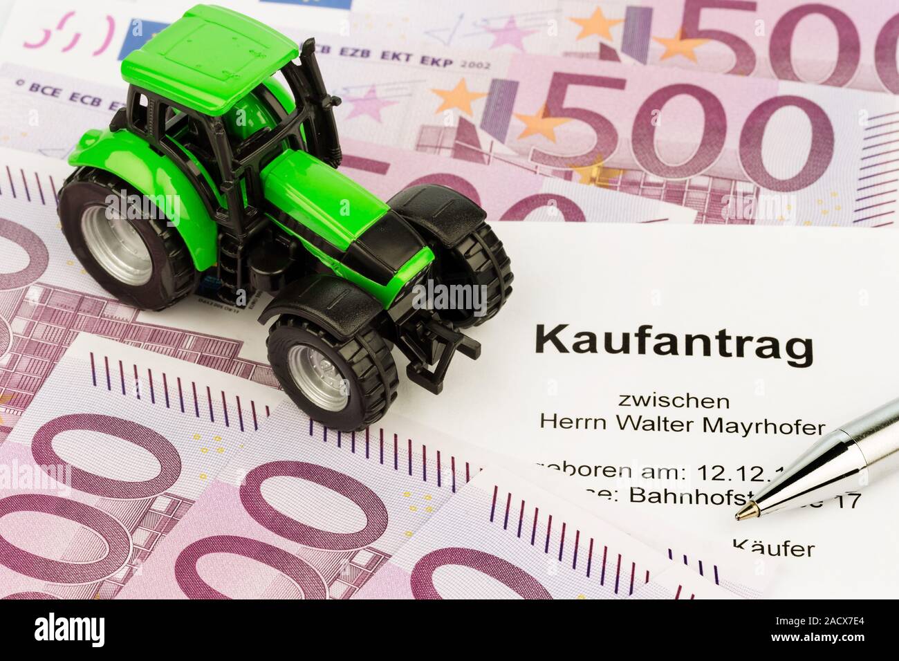 Kaufvertrag für neue Traktor Stockfoto