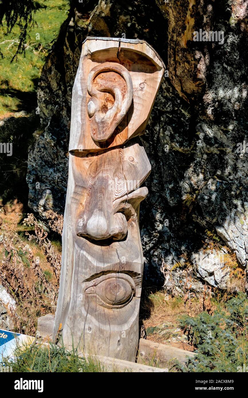 Holzschnitzerei Baumstamm Sinnesorgane Stockfoto
