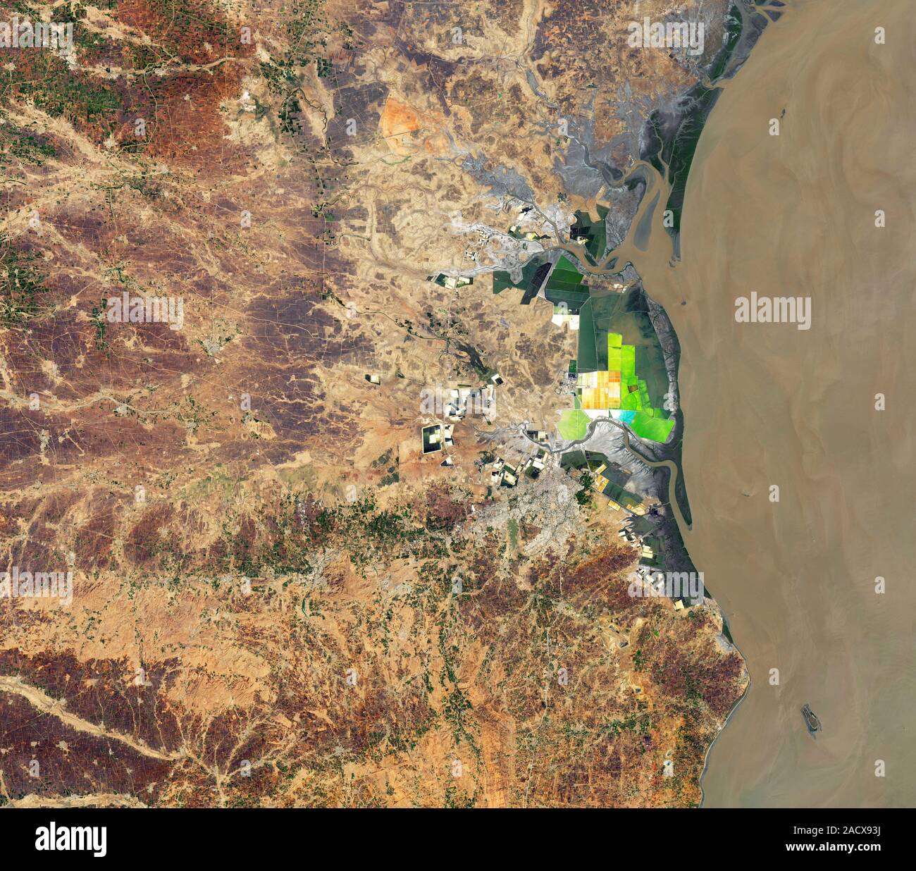 Salz Produktion bei Bhavngar, Indien, NASA-Satellitenbild der Erde aus dem Weltraum Stockfoto