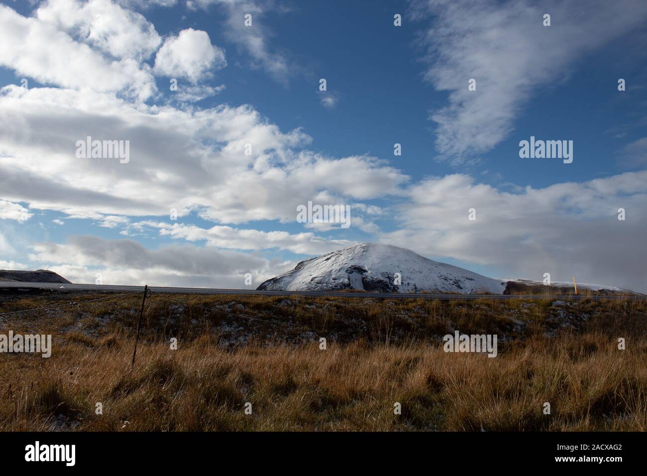 Schönen schneebedeckten Berg und Wolken mit Schnee in Island Stockfoto