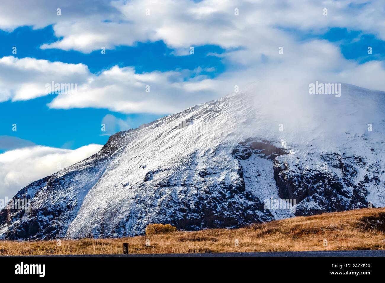 Schönen schneebedeckten Berg und Wolken mit Schnee in Island Stockfoto