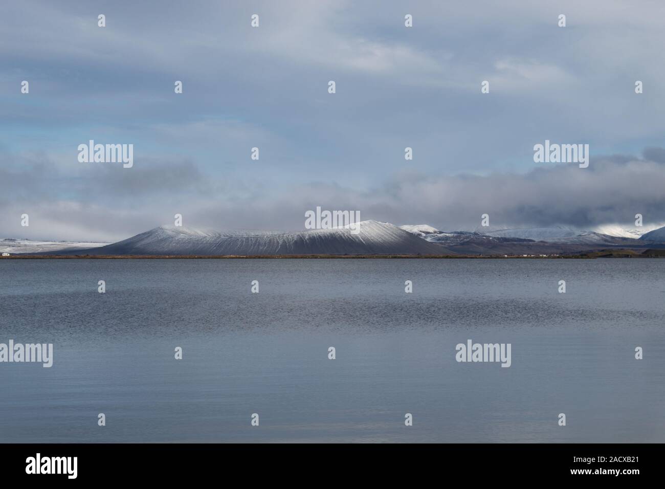 Blick auf See und Krater in Island Stockfoto