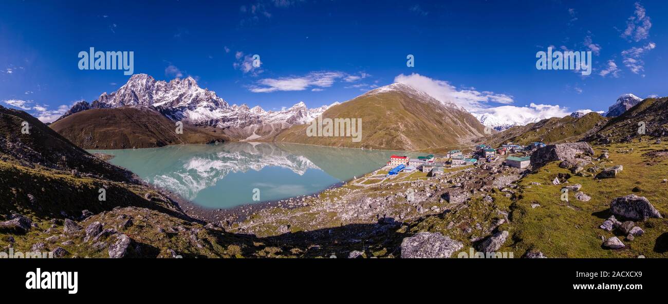 Panoramablick über Gokyo See, Dorf Gokyo, Gipfel des Gokyo ri und Cho Oyu und den Pass Renjo La in der Ferne Stockfoto