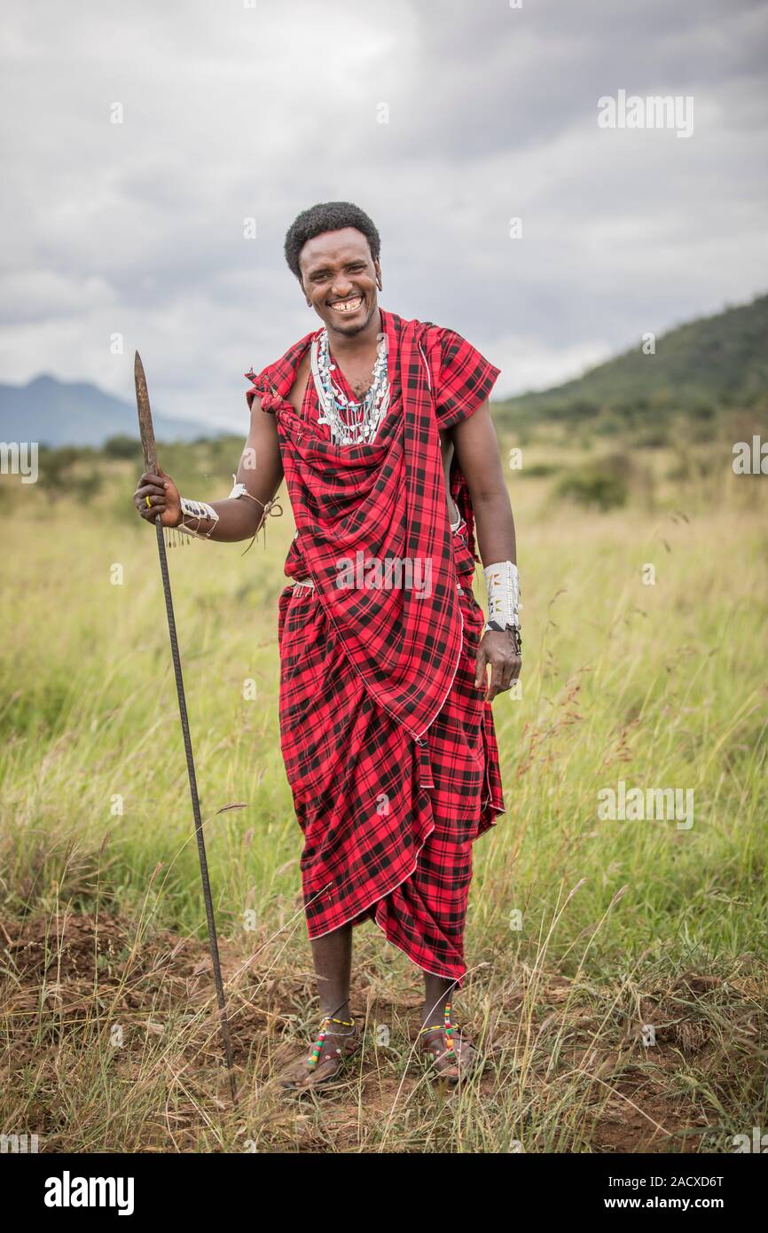 Jung und gutaussehend Masai Krieger in traditioneller Kleidung Stockfoto