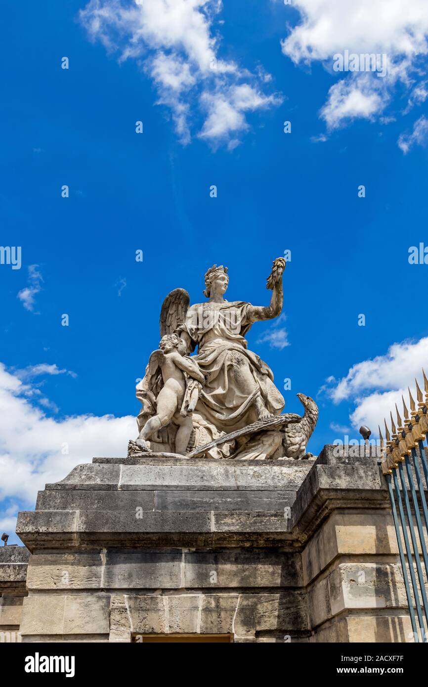 Eine allegorische Skulptur am Eingangstor des Schlosses von Versailles Stockfoto