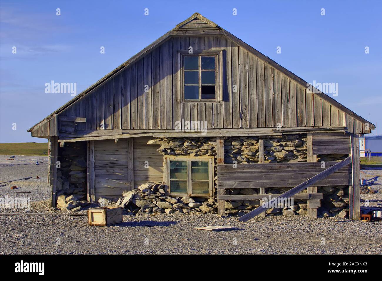 Dreistufige Haus der Alten polar Station an der Küste der Barentssee. Kap weiße Nase, Yugorsky Halbinsel, zerstört von Hurricane ein Stockfoto