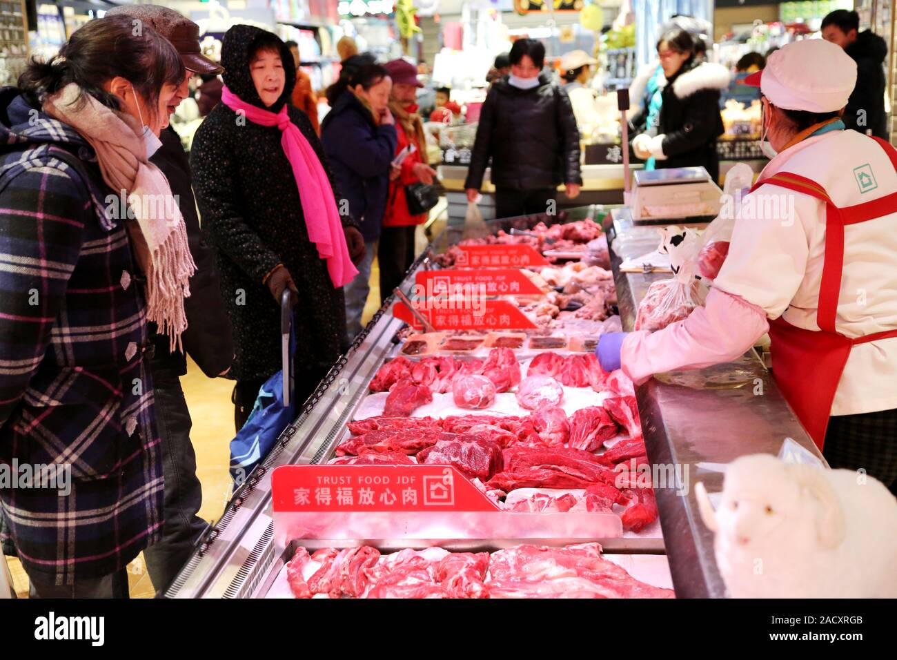 Chinesische Käufer kaufen Schweinefleisch und anderen ...