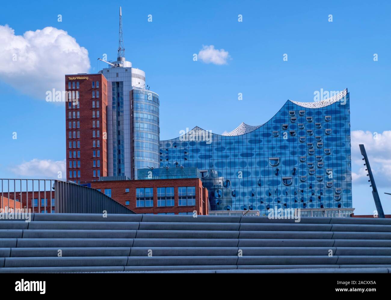 HAMBURG, DEUTSCHLAND - 29. MAI 2019: Elbphilharmonie concertn Halle hinter Stadt Treppe Stockfoto