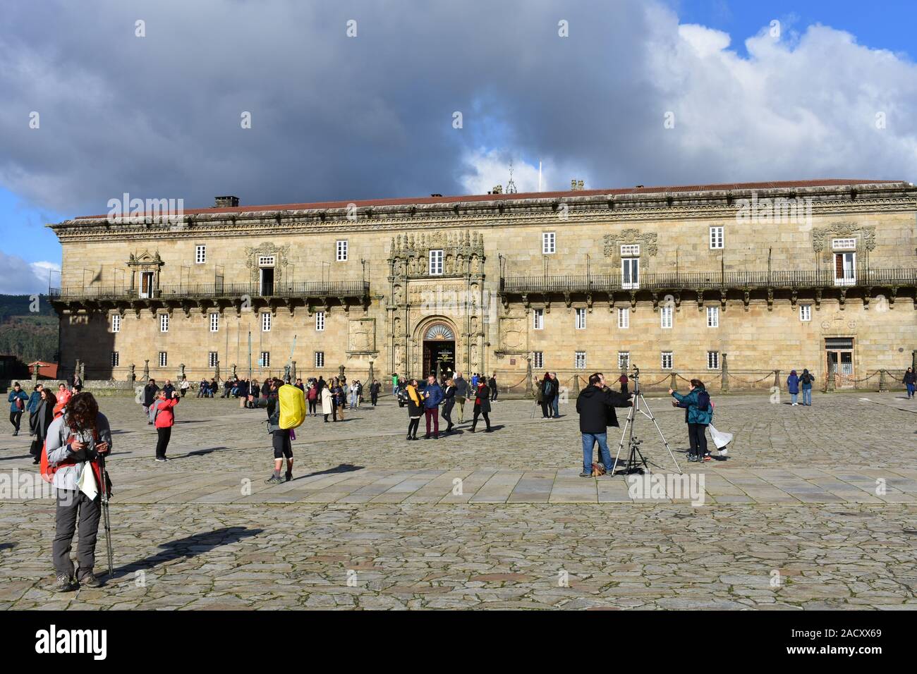 Pilger Aufnehmen von Bildern auf der Plaza del Obradoiro in der Nähe der Kathedrale mit Hostal de los Reyes Catolicos. Santiago de Compostela, Spanien. Dec 1, 2019. Stockfoto