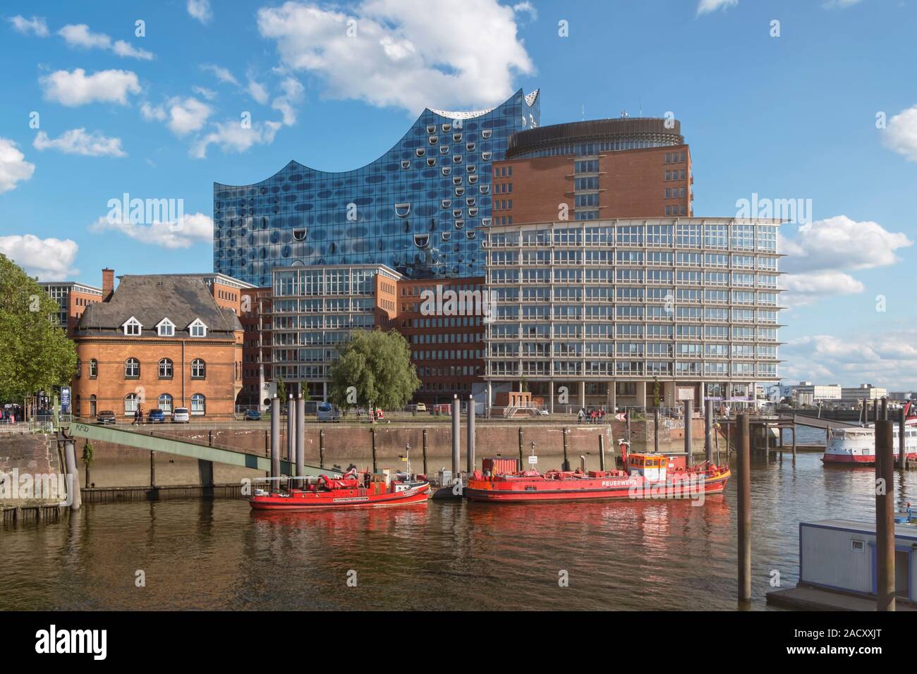 HAMBURG, DEUTSCHLAND - 29. MAI 2019: Hamburger Hafen Fire Fighter Boote und Elbphilharmonie Konzertsaal im Hintergrund Stockfoto