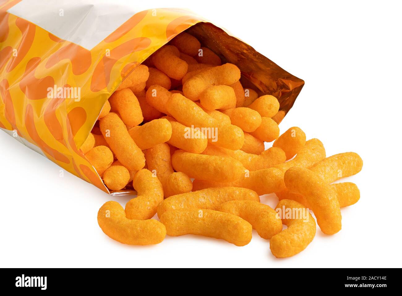 Detail der offenen Paket von extrudierten Käse Puffs Auslaufen auf Weiß. Stockfoto