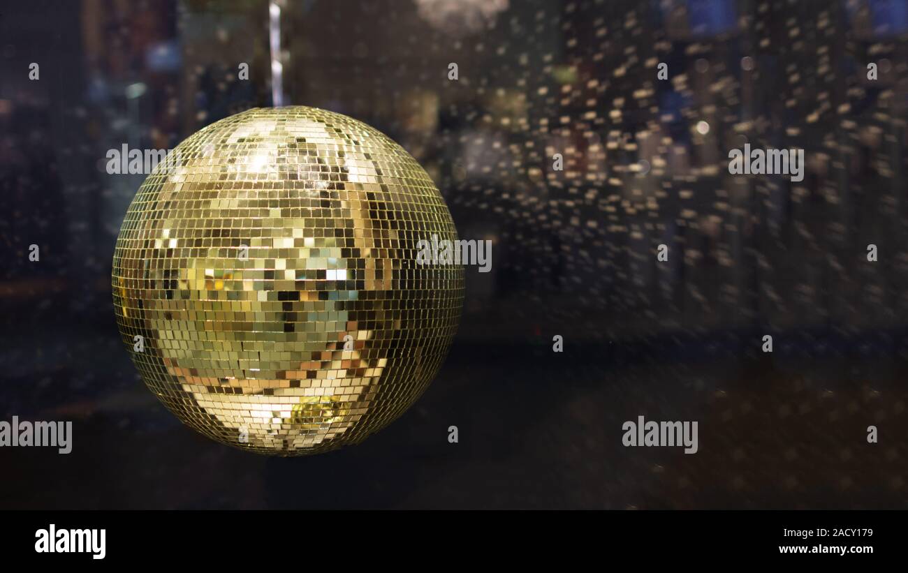 Golden Disco Ball Stockfotos Und Bilder Kaufen Alamy