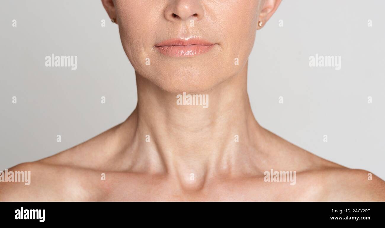 Pflege der Haut. Die Hälfte Gesicht Porträt der reifen Frau Stockfoto