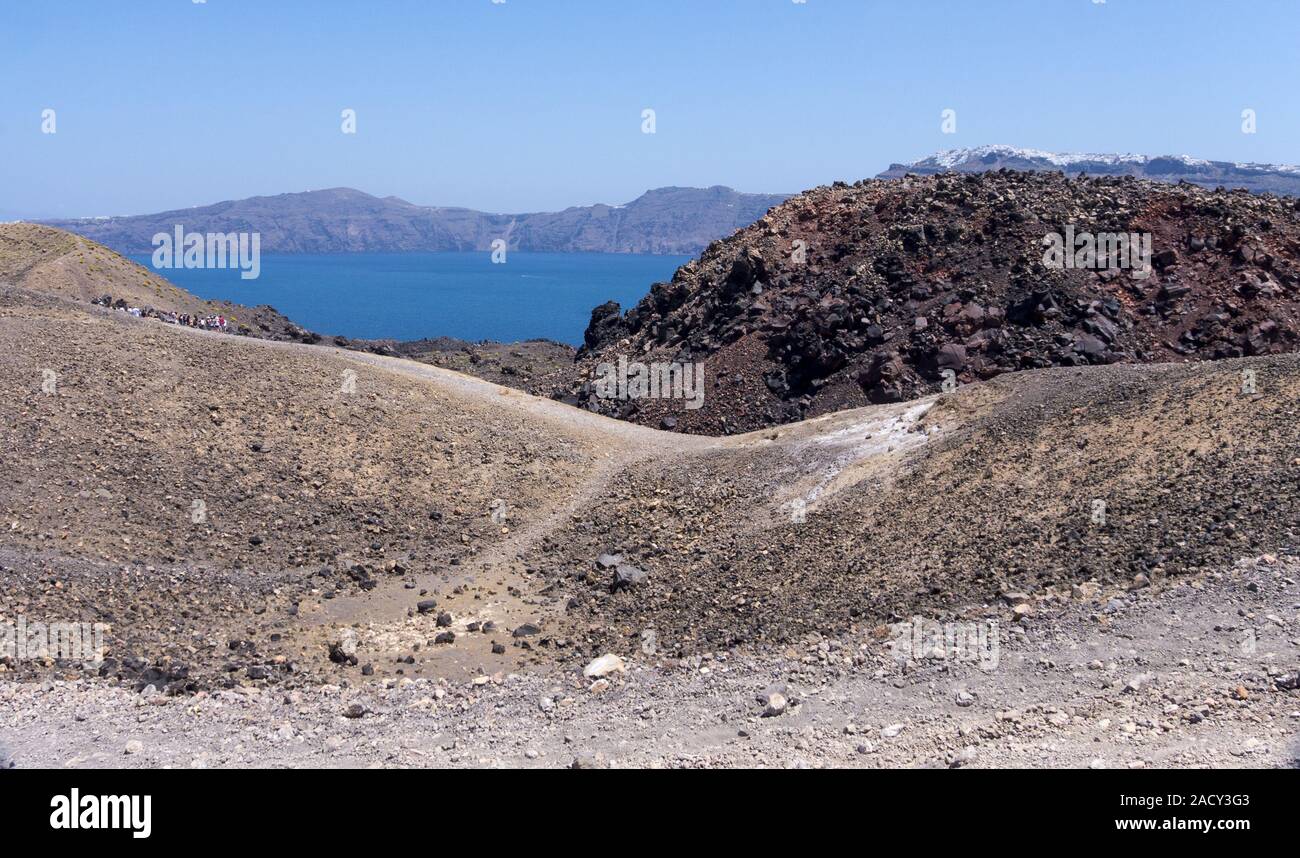 Blick von der Vulkaninsel Nèa Kamèni auf die Caldera Stockfoto