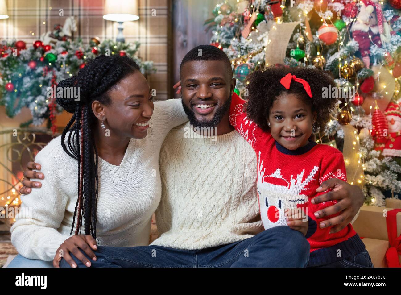 Portrait von freudiger schwarze Familie im Innenraum für Weihnachten dekoriert Stockfoto