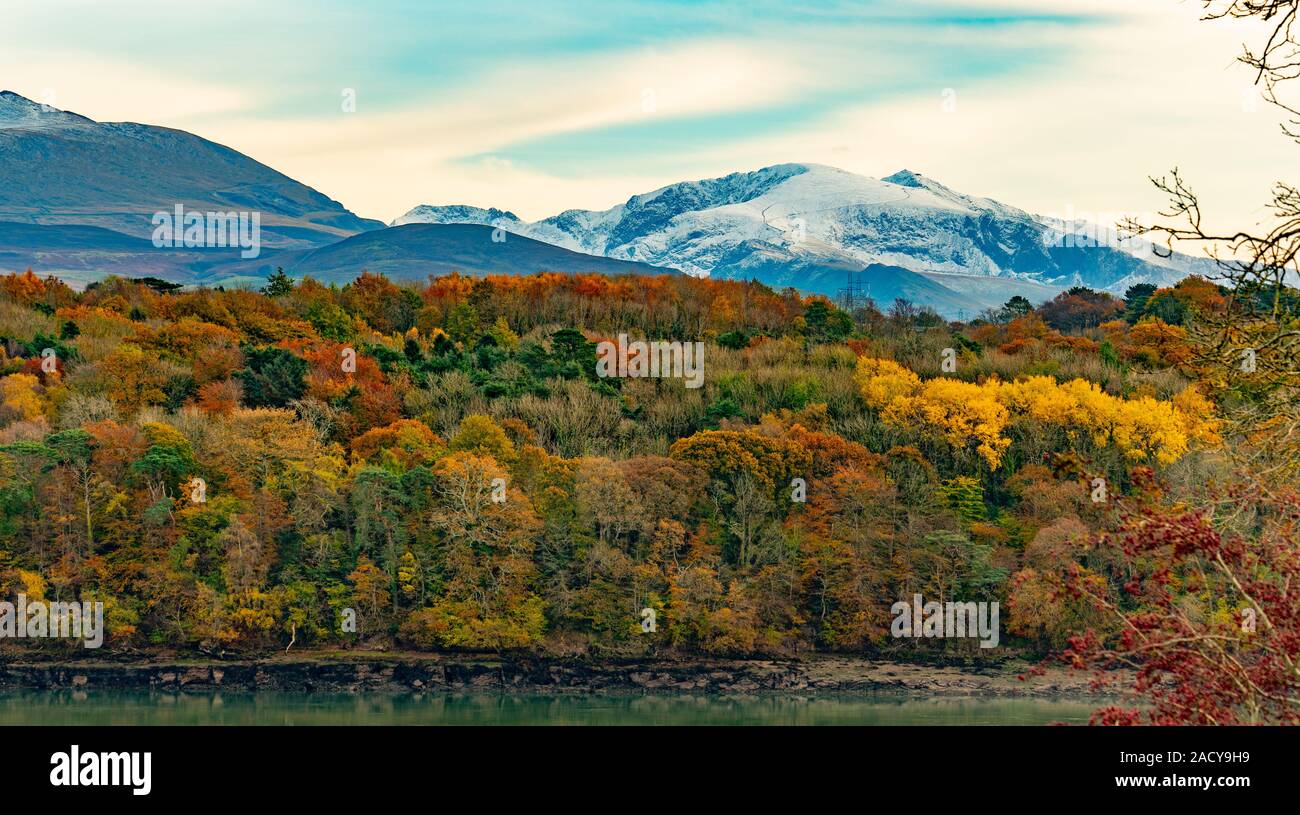 Mount Snowdon von der Insel Anglesey gesehen, gegenüber der Menai Straits. Bild im November 2019 getroffen. Stockfoto