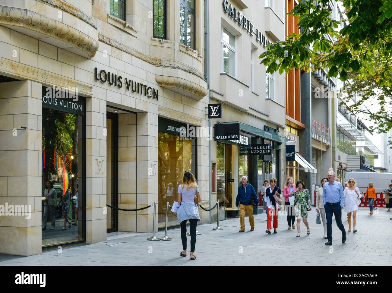 Louis Vuitton, Straßenszene, Königsallee, Düsseldorf, Nordrhein-Westfalen,  Deutschland Stockfotografie - Alamy