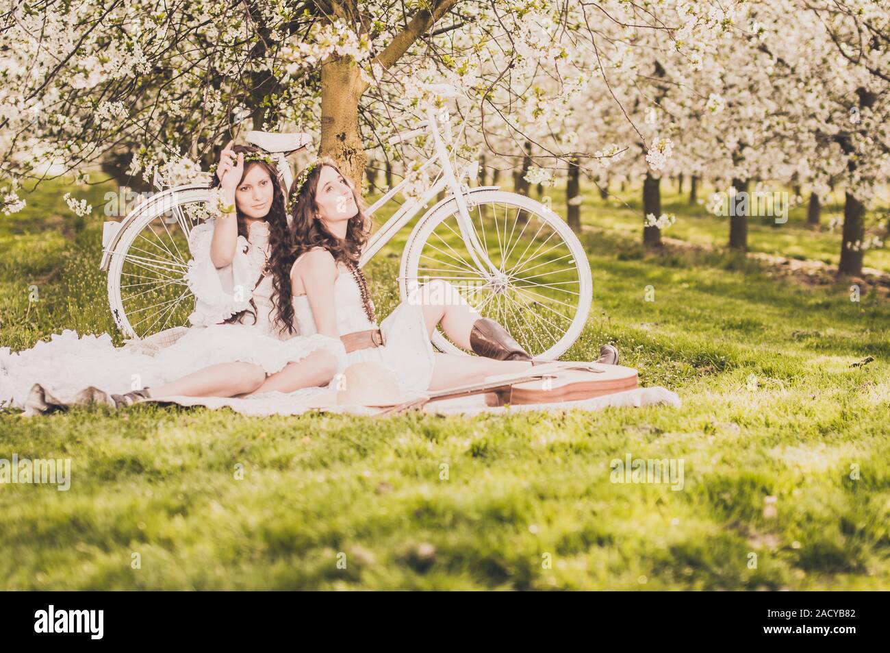 Mädchen in der Kirschblüte Stockfoto