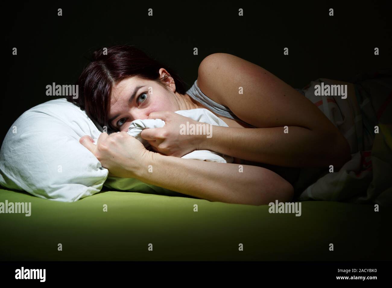 Junge Frau im Bett mit Augen geöffnet Schlaflosigkeit leiden. Konzept und Alptraum Probleme schlafen Stockfoto