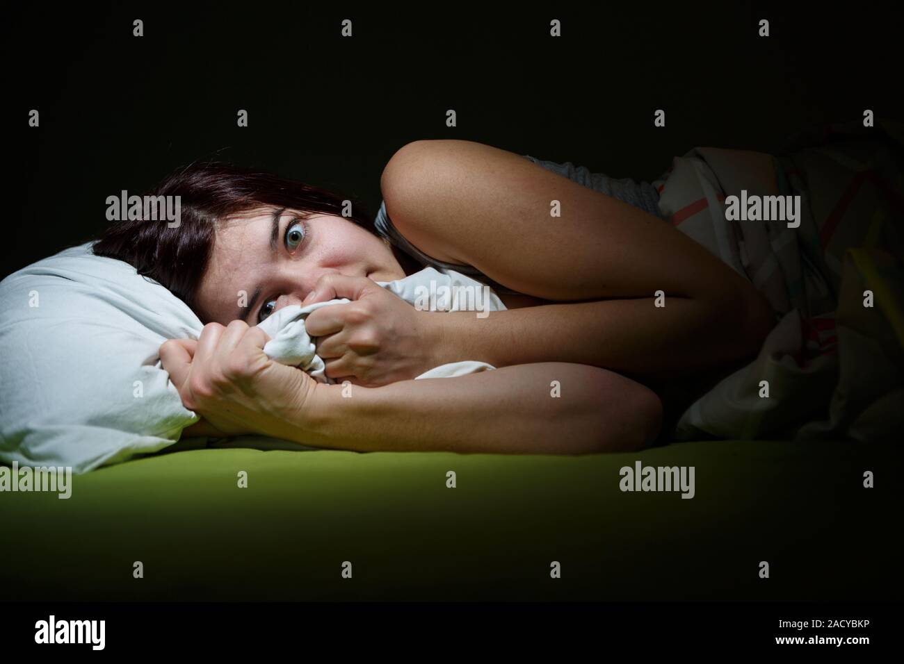 Junge Frau im Bett mit Augen geöffnet Schlaflosigkeit leiden. Konzept und Alptraum Probleme schlafen Stockfoto